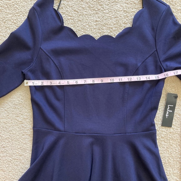 Lulu’s Medium Scalloped Scoop Neck MIDI dress - Picture 12 of 16